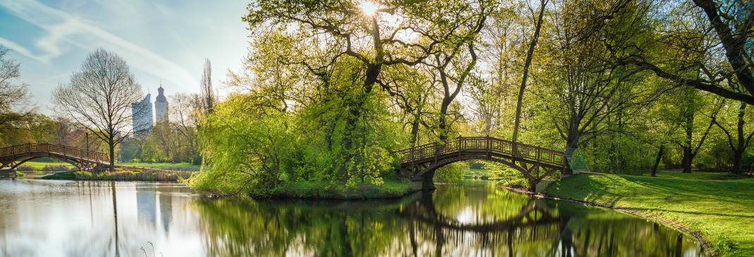 Park mit Brücke in Leipzig